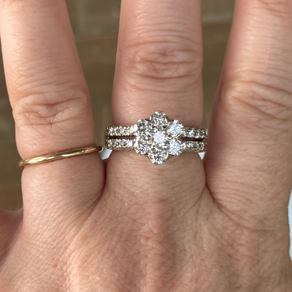 Beautiful 14k White Gold 1.86 Ct Diamond Flower Ring - Picture 3 of 10